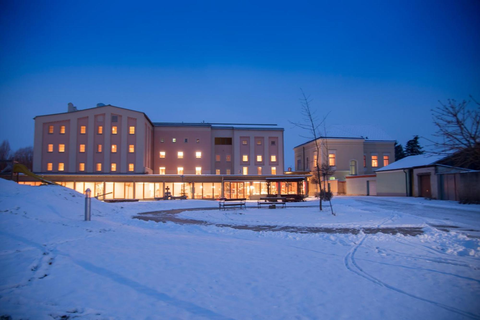 Jufa Hotel Weinviertel - Eselsmuehle Seefeld-Kadolz Exterior photo