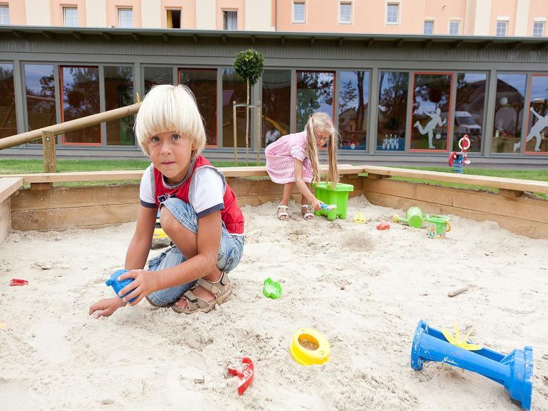 Jufa Hotel Weinviertel - Eselsmuehle Seefeld-Kadolz Exterior photo